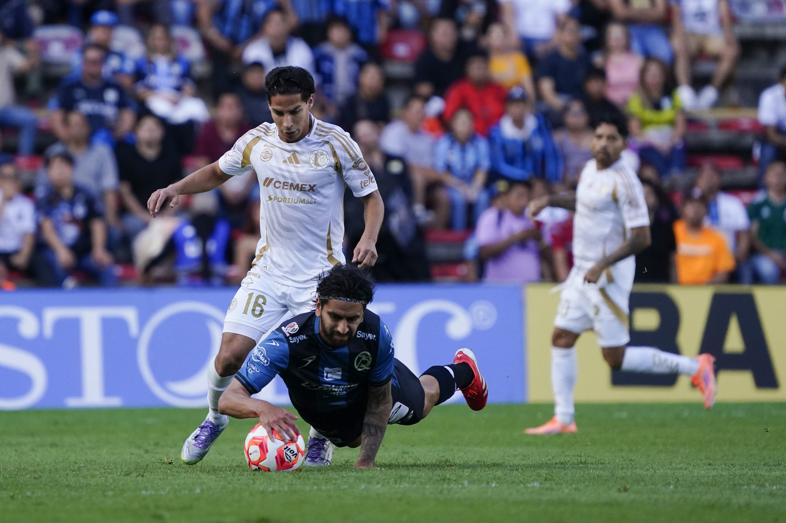Tigres UANL vence 2-0 a Querétaro en La Corregidora