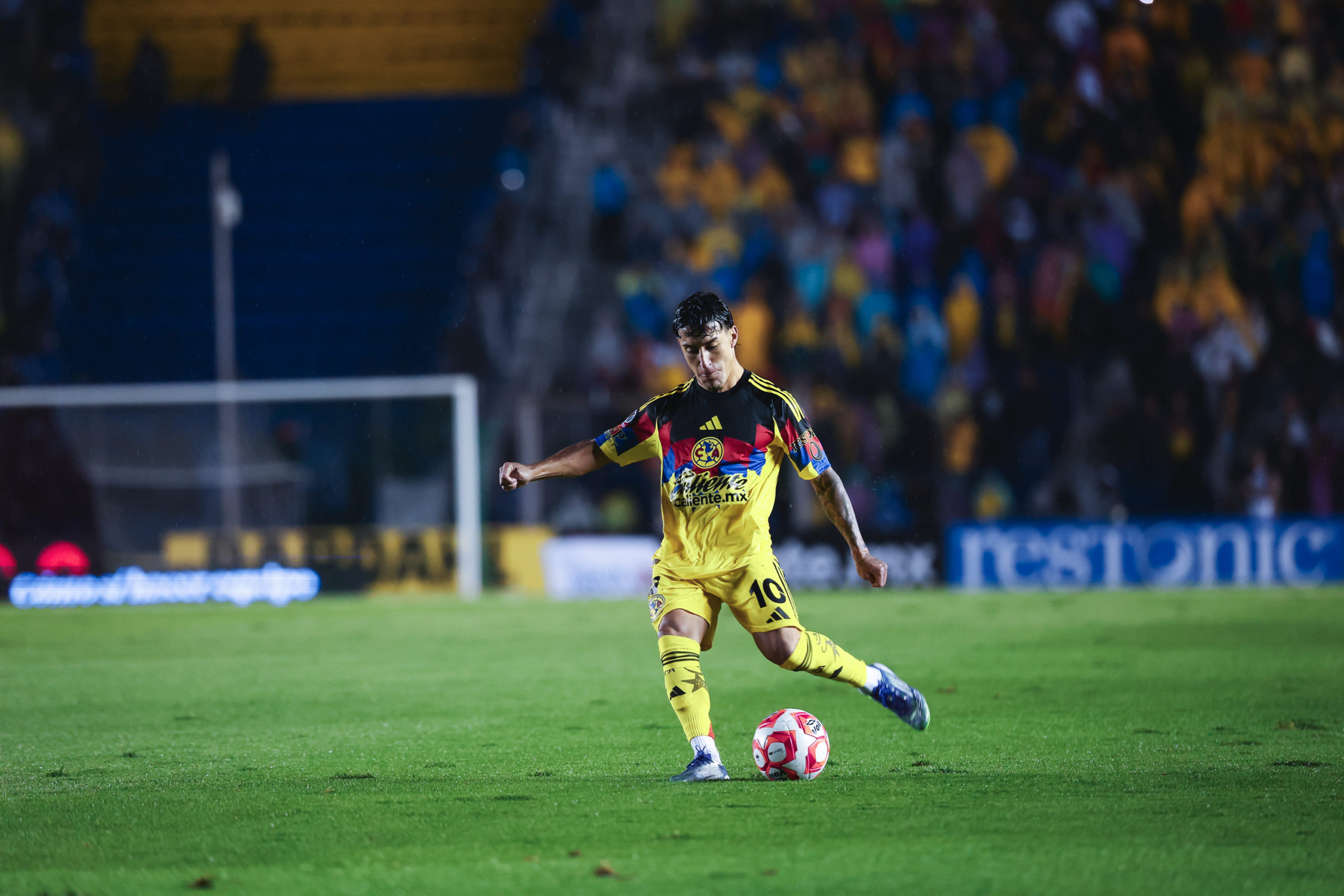 América remonta y golea 4-1 a Pumas en el Clásico Capitalino