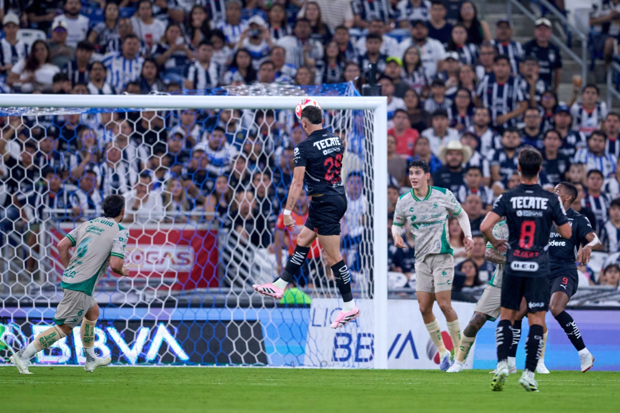 Rayados vence a Santos en el BBVA con gol de Ocampos