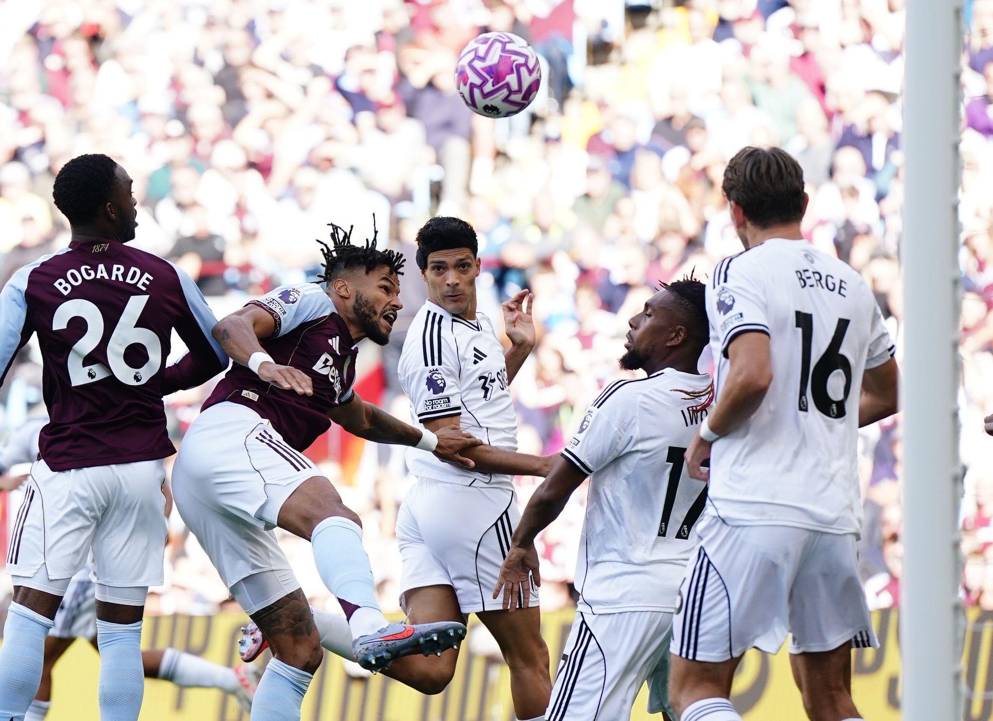 Raúl Jiménez marca y se lesiona en la derrota del Fulham