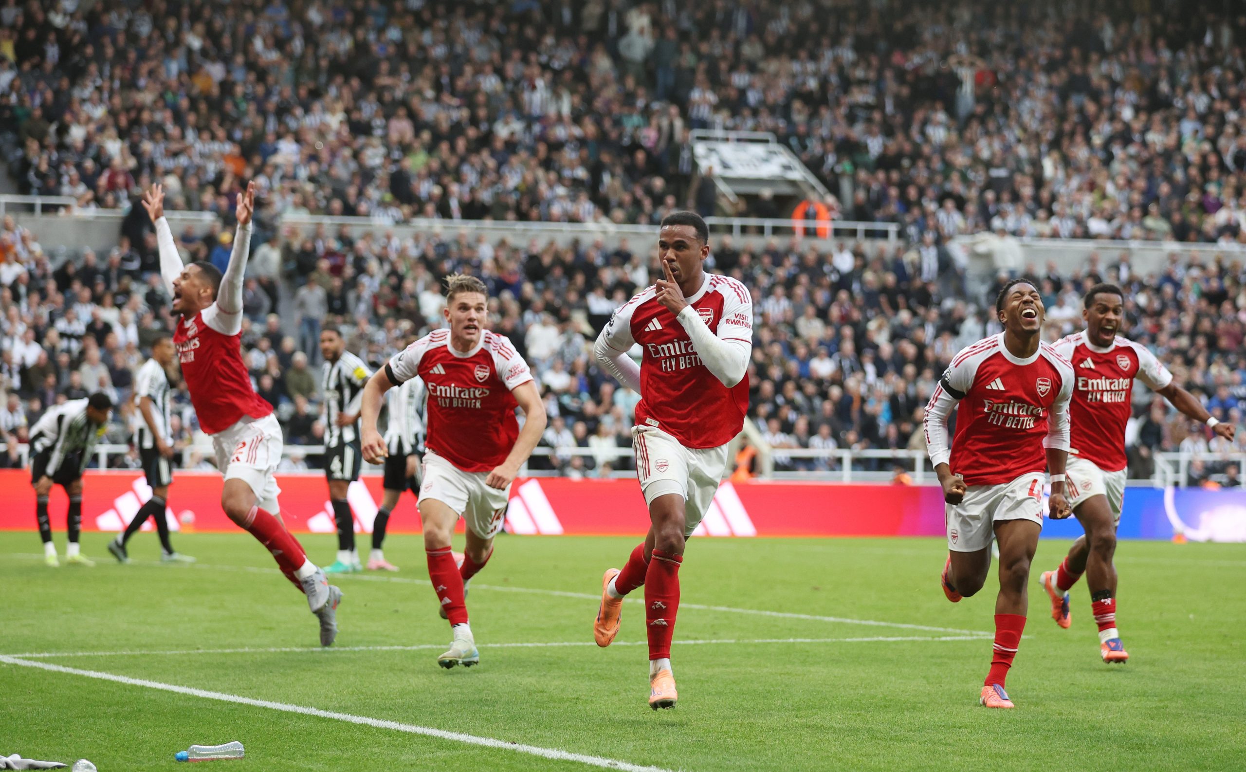 Arsenal remonta y queda a dos puntos del Liverpool