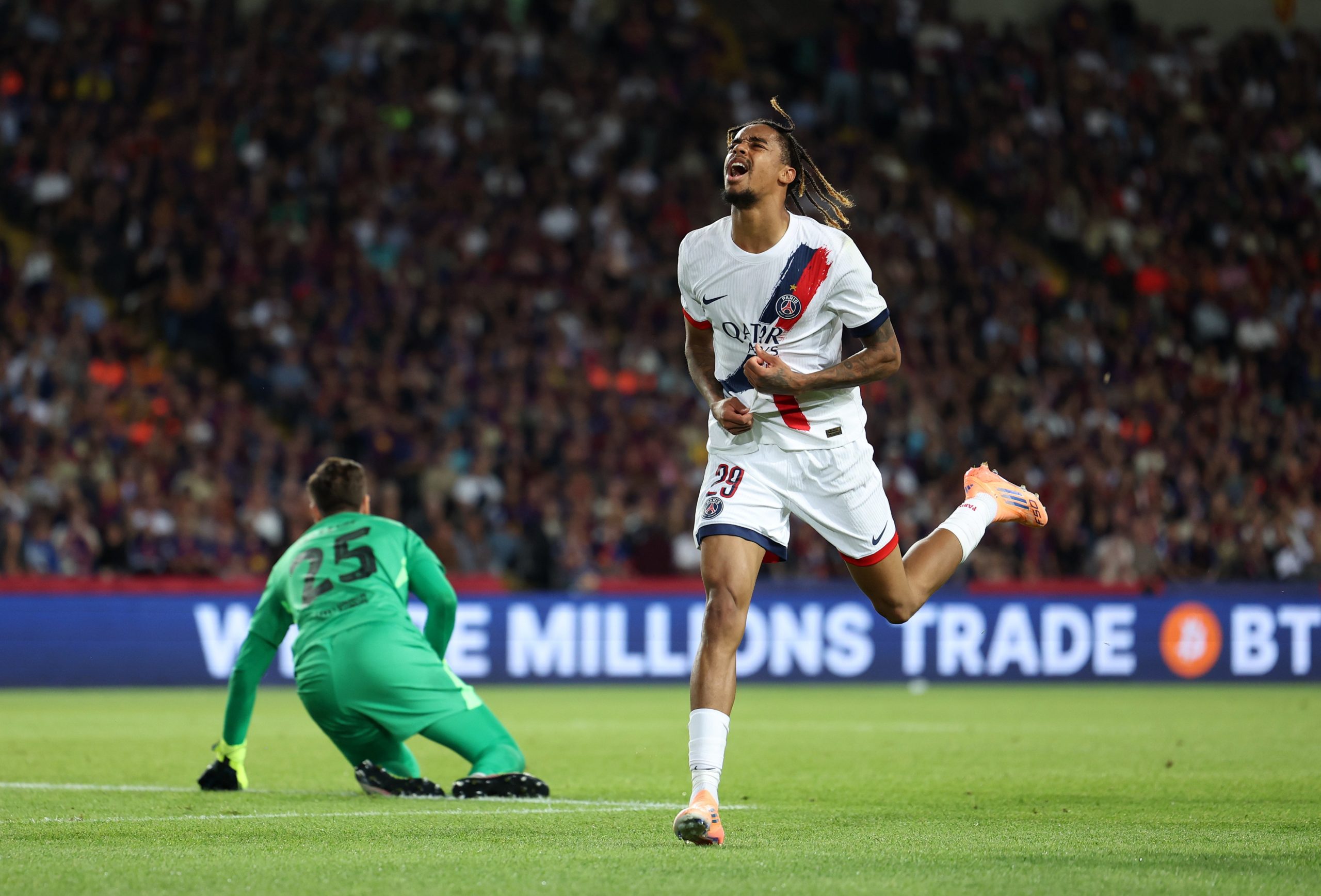 PSG remonta al Barcelona en Montjuïc