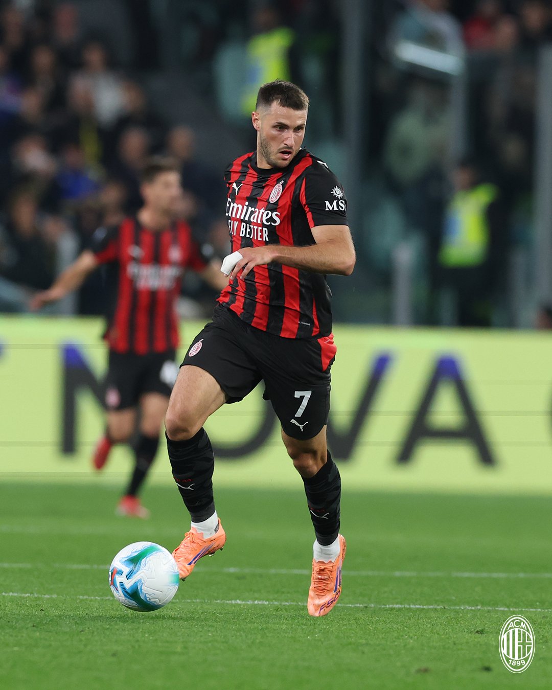 Santiago Giménez devuelve al Milán al liderato en la Serie A