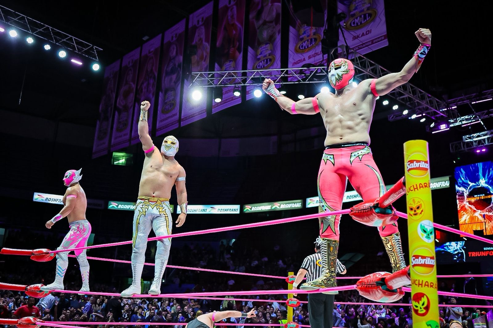 El Sky Team triunfa en la lucha estelar; Lluvia y Jarochita retienen el campeonato