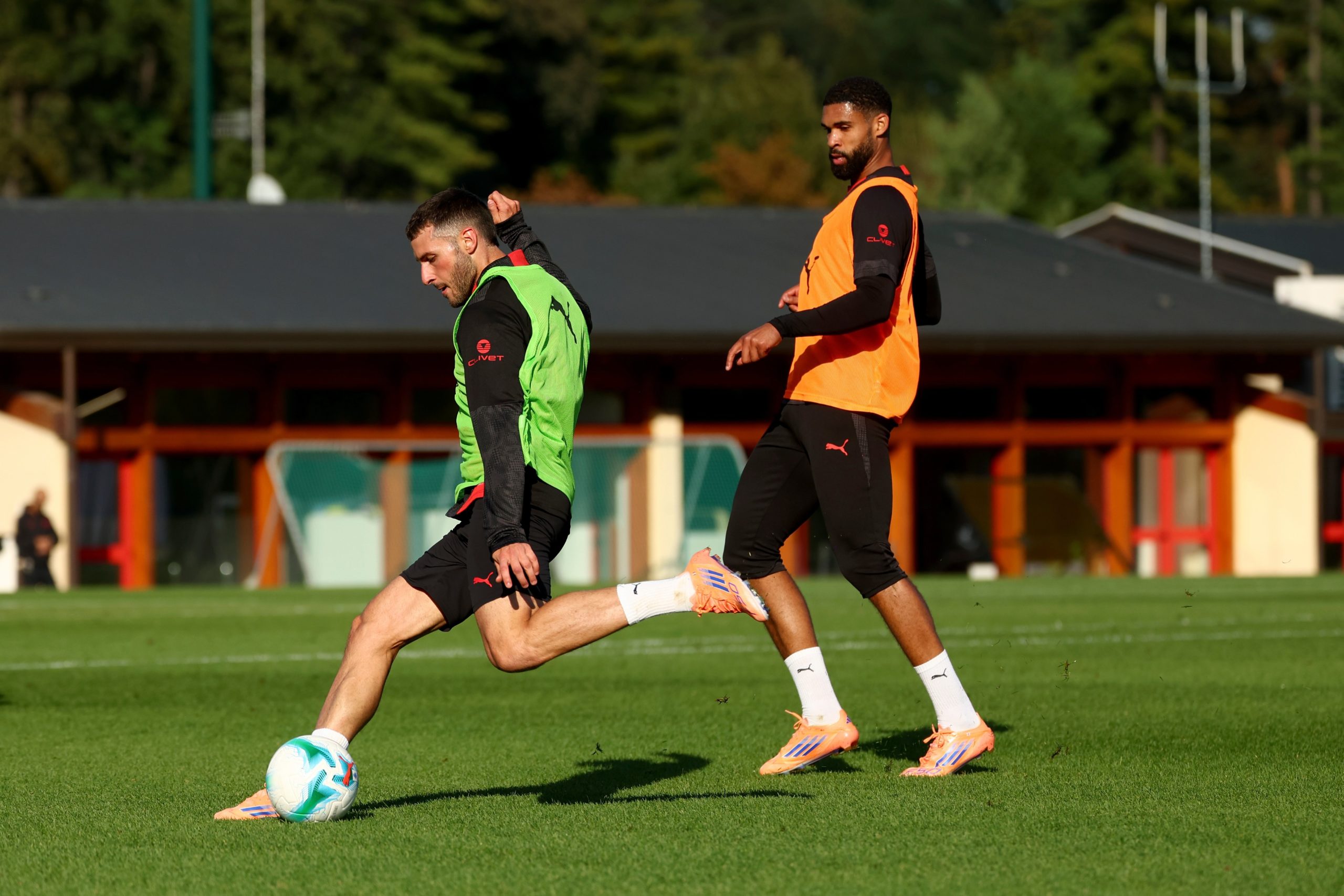 Santiago Giménez revela su lesión en el tobillo y preocupa al Milan