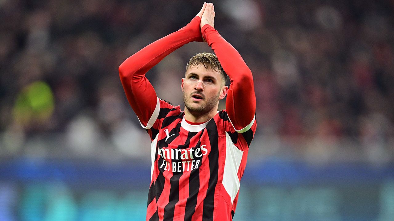 Santiago Giménez será operado del tobillo derecho